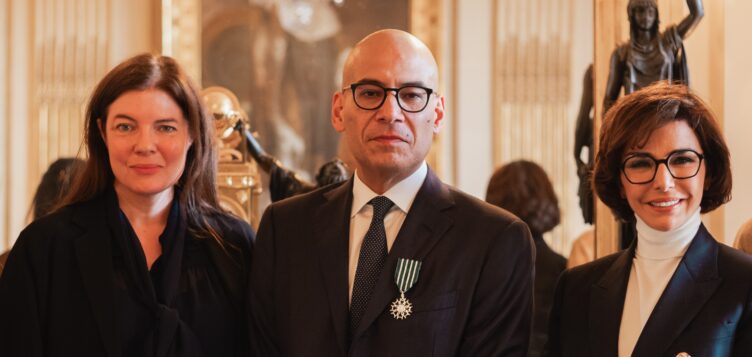 تَكريم عائلة جميل تقديرًا لريادتها في دعم الفنون عالميًا، حيث مُنِح فادي جميل وسام “فارس” وذلك ضمن منظومة أوسمة الفنون والآداب الفرنسية لدوره الريادي والداعم للفنون حول العالم